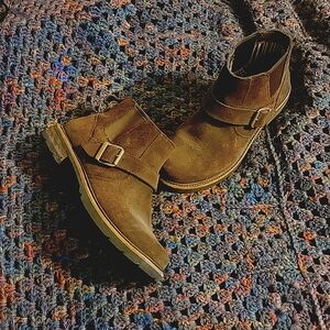Sz 8 Brown suede booties